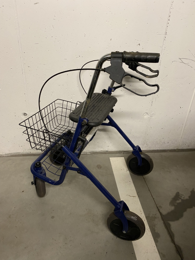 Čtyřkolové choditko pro seniory