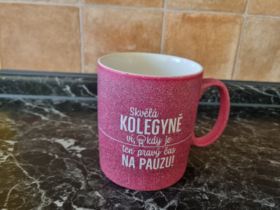 Nový keramický hrnek pro kolegyni možno jako dárek