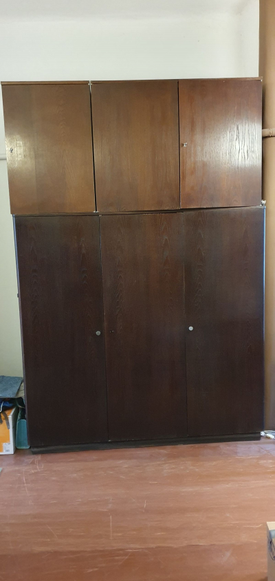 Starší skříň s nástavbou