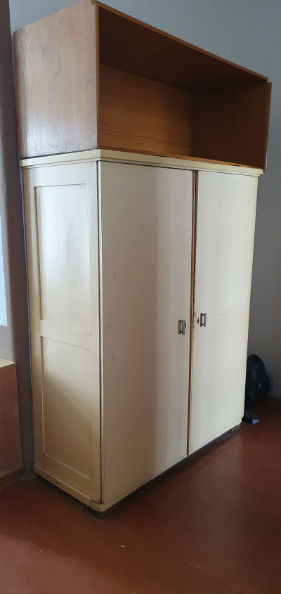 Stará dřevěná skříň