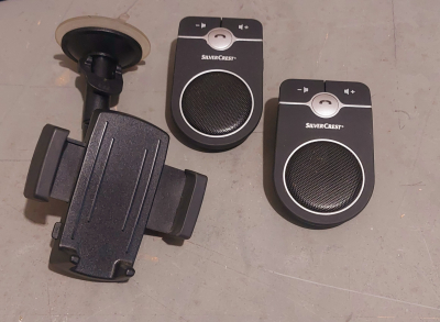 Do auta: 2x handsfree, 1x drzak na mobil