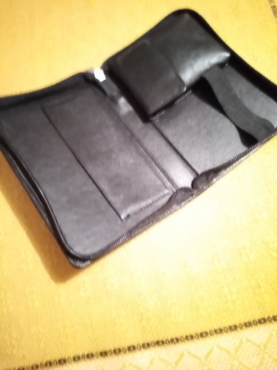 černé kožené pouzdro