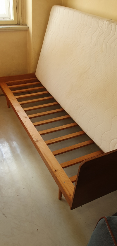 Stará dřevěná postel - jednolůžko