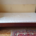 Starší dřevěná postel - jednolůžko