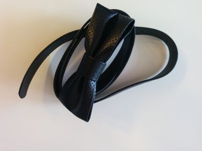 černý pásek s mašlí
