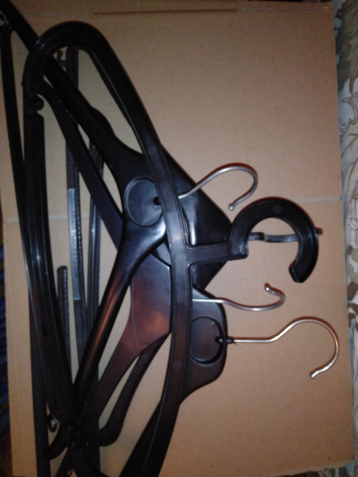 5 plastových ramínek