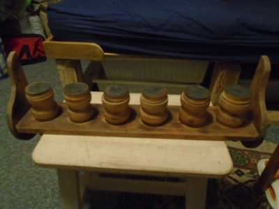 Dřevěné  kořenky s poličkou