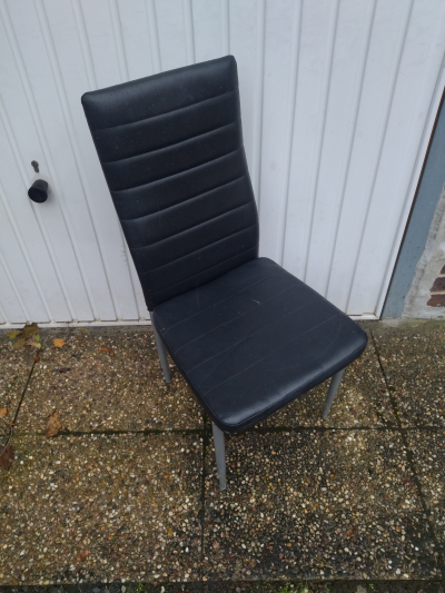 4 jídelní židle ještě použitelné