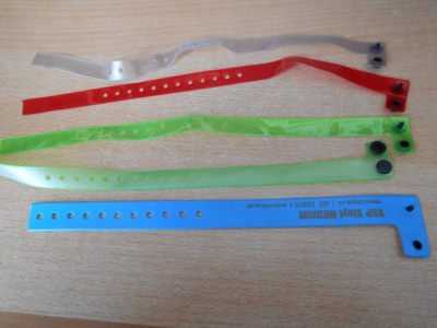 5 barevných plast. pásků na ruce,