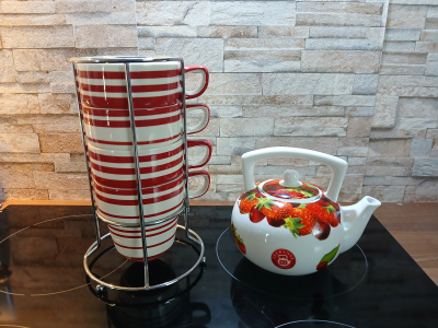 Čtyři hrnky a konvička na čaj