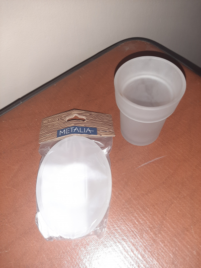 Skleněné komponenty do koupelnových doplňku.