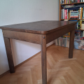 Dřevěný jídelní stůl