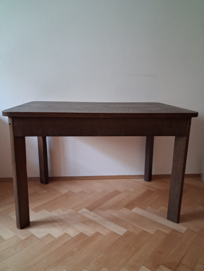 Dřevěný jídelní stůl