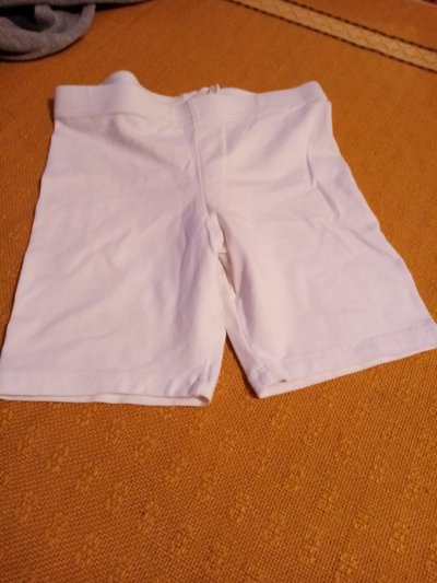 pružné bílé kratasy