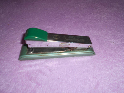 Kovová sešívačka.