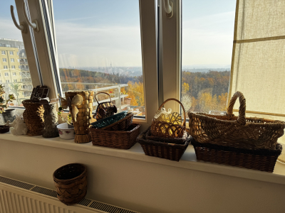 Proutěné košíky, záclony