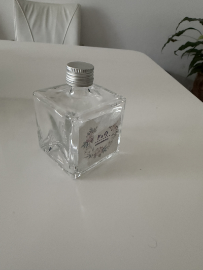 Sklenicka s uzaverem