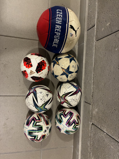 Fotbalové míče Adidas (vel 1) a Puma (vel 4)