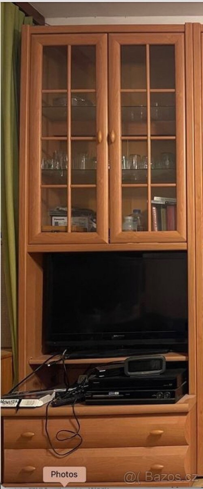 VITRÍNA A STOLEK NA TELEVIZI A ÚLOŽNÝ PROSTOR.
