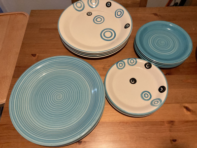 Sada mělkých talířů