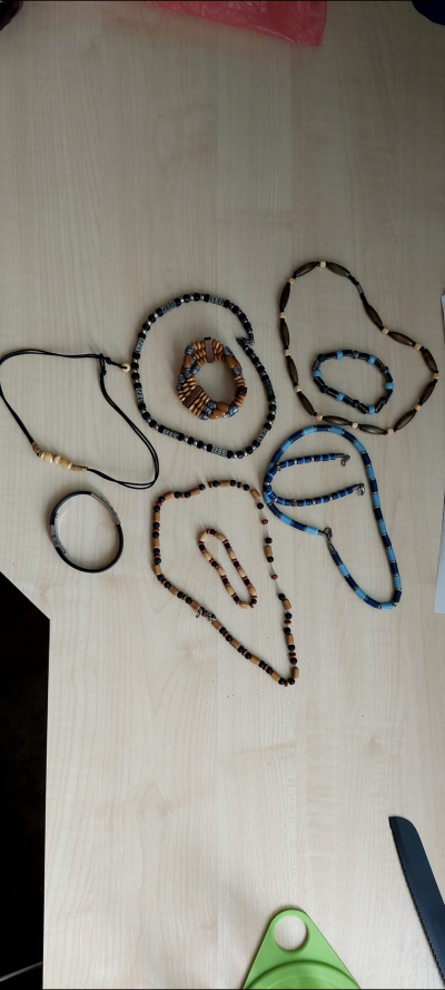 nahrdelniky, naramky (koralky)