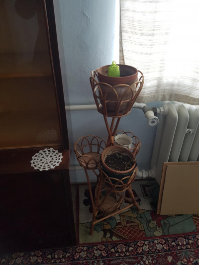 PROUTĚNÝ STOJAN NA KYTKY