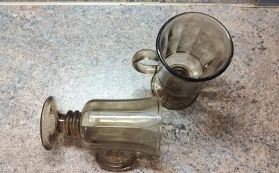 Starší skleničky z kouřového skla