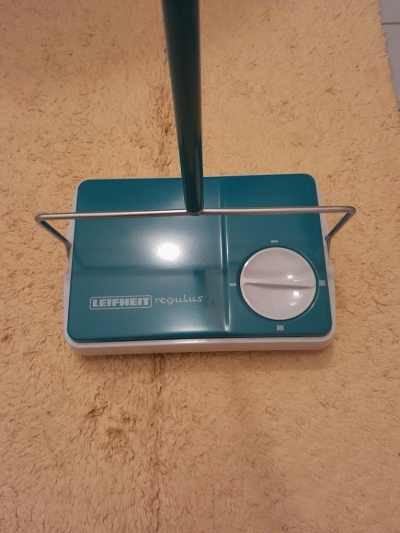 Mechanický zametač koberců - rozbitý