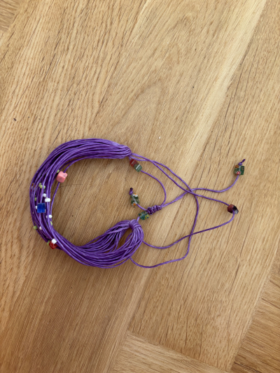 Daruji fialový náramek