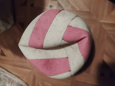 Starší volejbalový míč