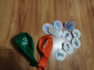 2 balónky s číslem 2 a tetovačky z jogurtů