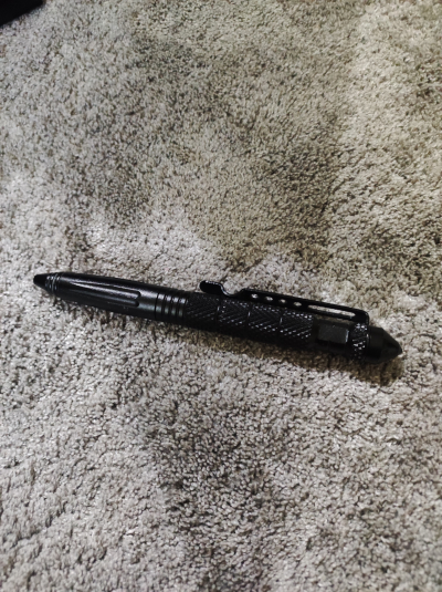 Kovové taktické pero s hrotem (potřeba vyměnit náplň)