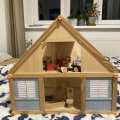 Dřevěný domeček pro panenky
