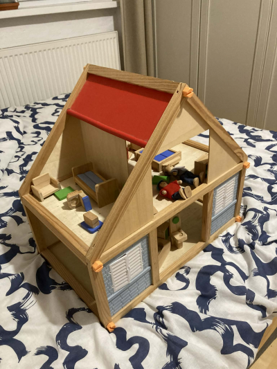 Dřevěný domeček pro panenky