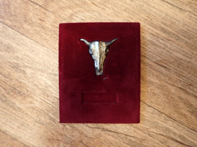 Plaketa - kov/červený samet