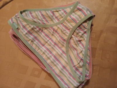 kalhotky pruhy se zelenou gumičkou