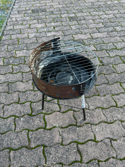 Malý gril na nohách