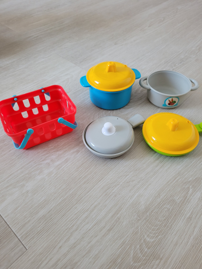 Nadobí do kuchyňky a košík