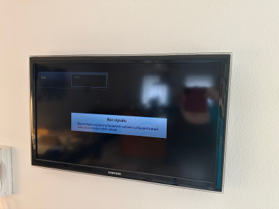 TV Samsung 32 palců i s držákem na zeď