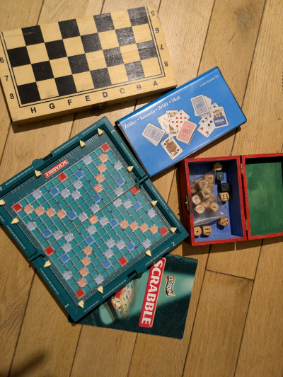 Scrabble, šachy, karty a kostky