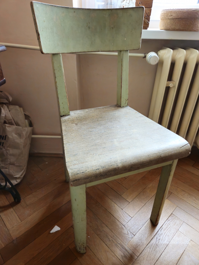 Bytelný stůl 2 židle a stolička s úložným prostorem