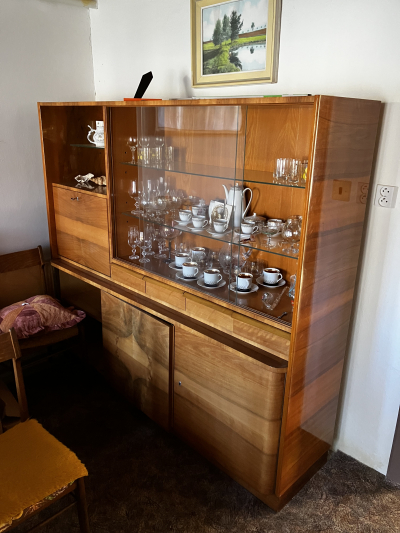 Skříň s vitrínou s rozměry 160x180x44cm