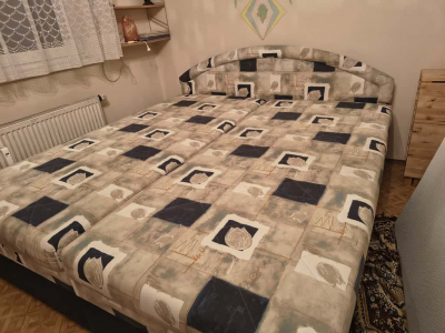 Postel s uloznym prostorem