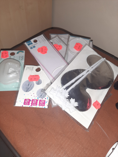 Plastové jehlice na pletení, zarážka dveří, skládací ozdoba