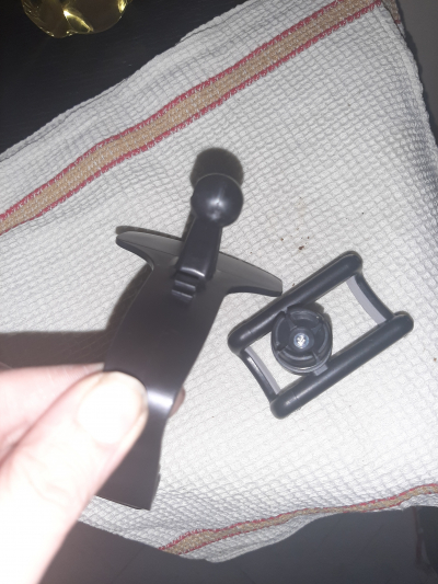 Držak mobilu do auta. (Na vodorovné mřížky)