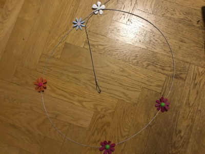 Ozdobny drat s kytickami