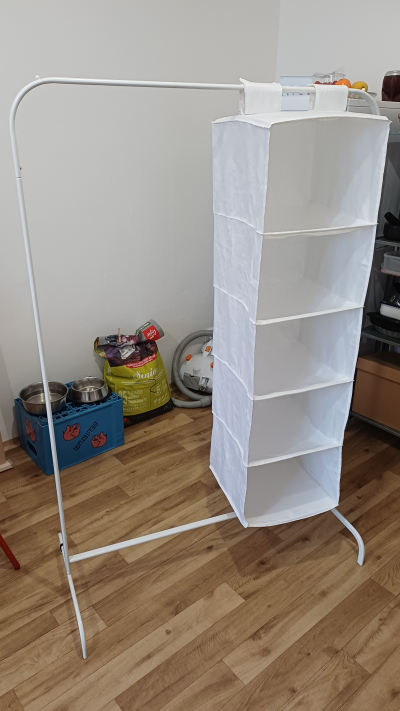 Stojan na oblečení a textilní přihrádky