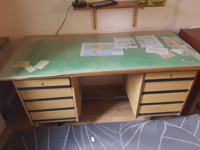 Pracovní stůl se šuplíky