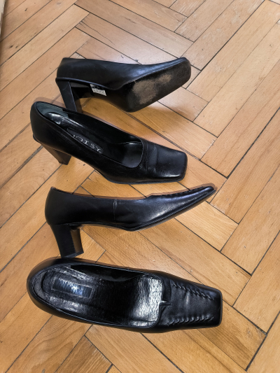 Černé lodičky vel. 37 a středně vysoké boty vel. 38