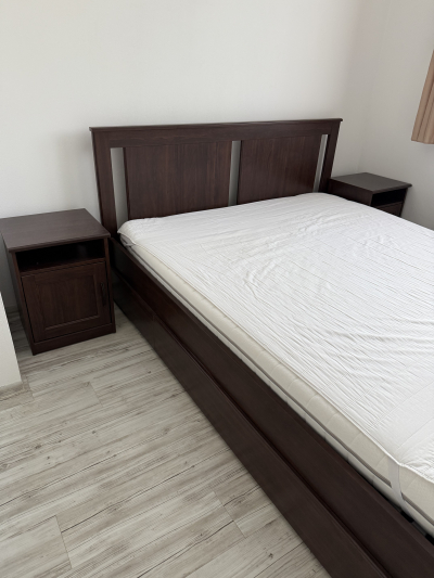 Postel IKEA, noční stolky